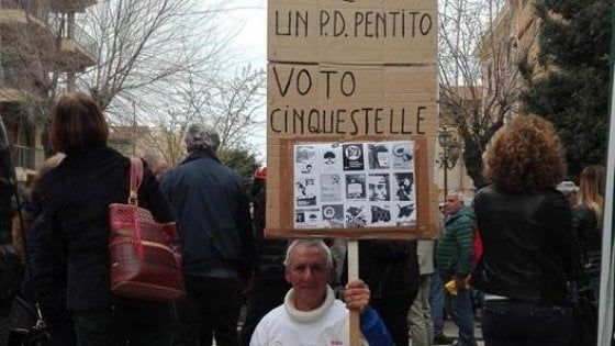 Il selfie di Salvini in Sardegna con un elettore "pentito Pd". Che due anni fa aveva votato M5S