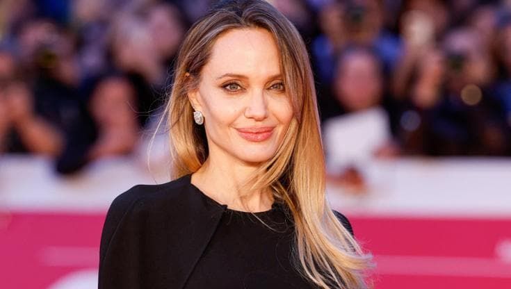 Angelina Jolie, bagno di folla alla Festa di Roma: “Cosa impedisce di aiutare Gaza?”