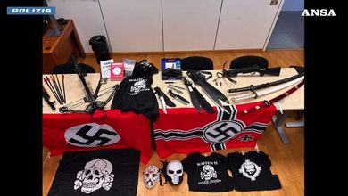Coltelli, spade, balestre e simboli nazisti: arrestato un 17enne suprematista