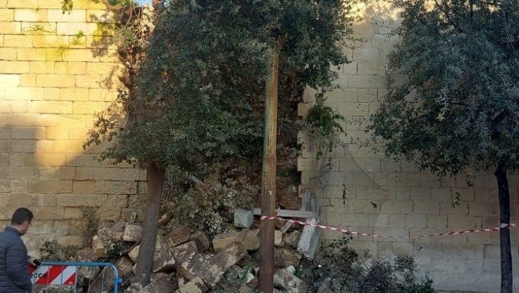 Lecce, crolla parte delle mura urbiche: strada bloccata e paura ma nessun ferito sotto le macerie 