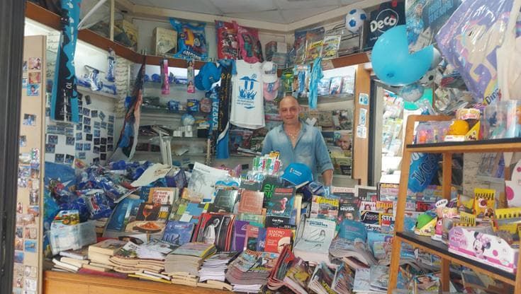 Napoli, l’edicola aperta 36 ore, in attesa della vittoria