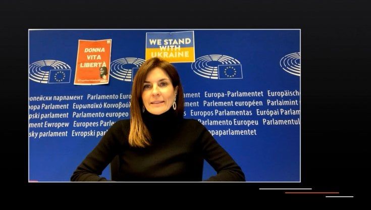 A colpi di canzone. Dietro i no a Zelensky a Sanremo. Con Bonelli, Ovadia, Moretti, i Regeni e Toninelli
