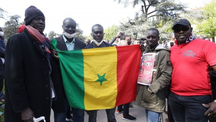 Presidio e corteo dopo il fermo dell'ambulante senegalese. "Il reparto antidegrado va sciolto". Nardella: "Firenze non è razzista"