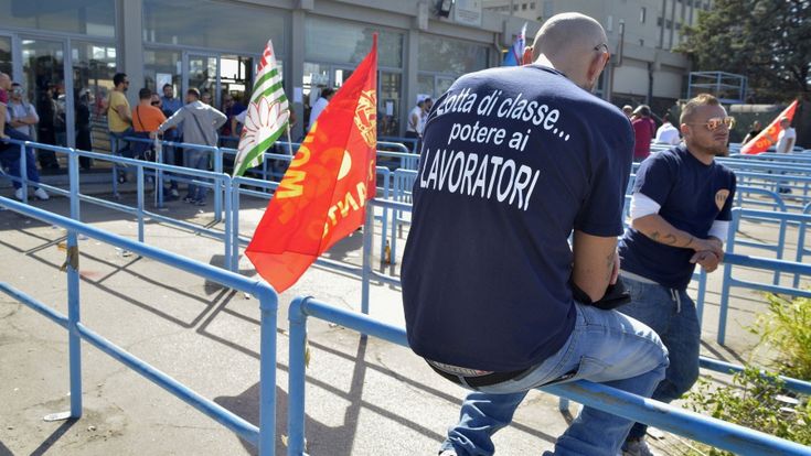 Ilva, nei 5S vincono i duri: vadano pure via. Renzi: “Porto io la nuova cordata”