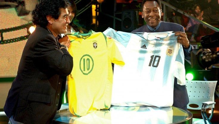 Morto Maradona, Pelé: "Un giorno giocheremo insieme in cielo". Messi e Ronaldo: "Diego è eterno". E il Papa prega per lui