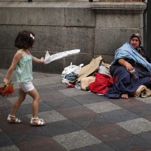 "Rischio criminalit&agrave;", la Norvegia vuole vietare l'elemosina in strada