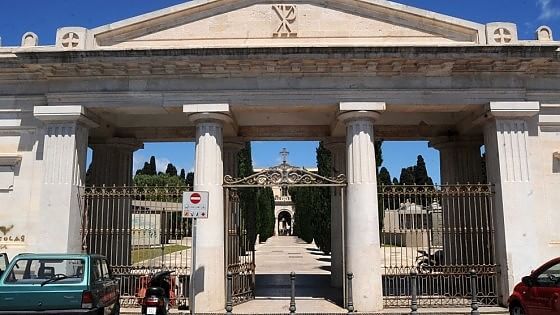 Rissa tra cognate al cimitero di Bari: arrivano i carabinieri per calmarle