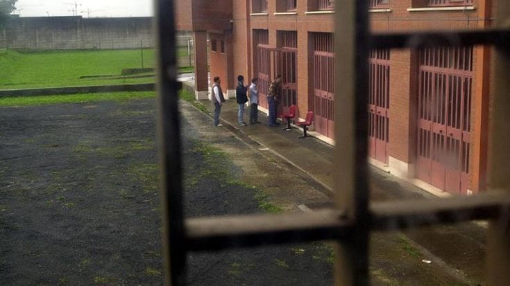 Agente della penitenziaria sequestrato e picchiato dai detenuti nel minorile di Casal del Marmo