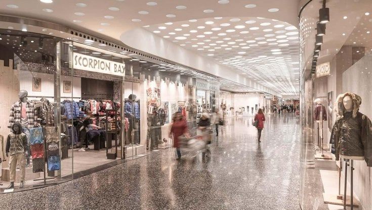 Arezzo, arresto cardiaco nel centro commerciale: il defibrillatore salva la vita a un 80enne