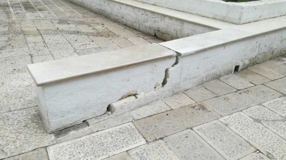 Bari, automobilista pirata in 'Piazza degli innamorati': distrutta una panchina