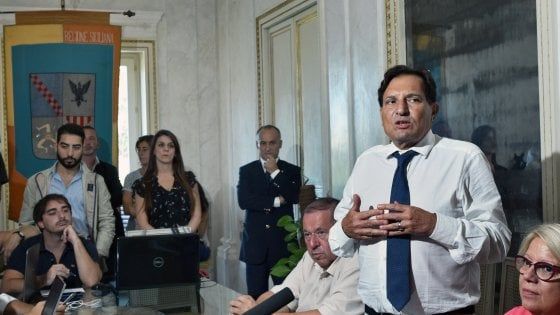 Elezioni, il governo Crocetta aumenta lo stipendio dei forestali: 80 euro in più al mese