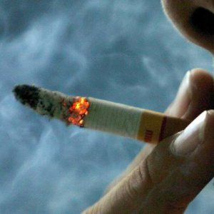 Tumori: la proposta degli oncologi: "Con un centesimo a sigaretta 720 mln per ricerca"