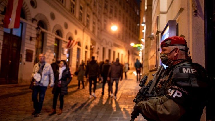 Attentato di Vienna, è scontro nel governo austriaco sul jihadista scarcerato un anno fa. 