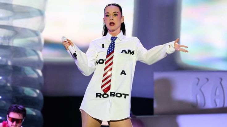 Katy Perry attacca Trump per l’utilizzo del brano “Firework”: “La mia musica non celebra la guerra”