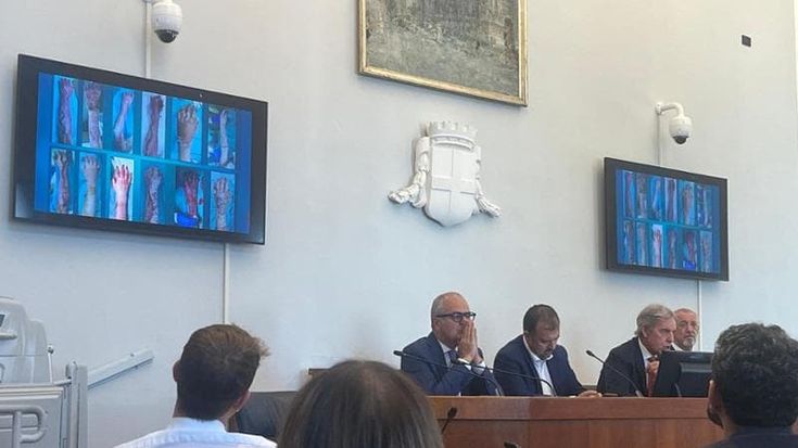 I corpi martoriati dei ragazzi di Crans-Montana commuovono i consiglieri comunali