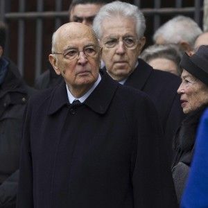 Napolitano, impeachment archiviato. Ma Grillo insiste. E Prodi: "Siamo gabbia di matti"