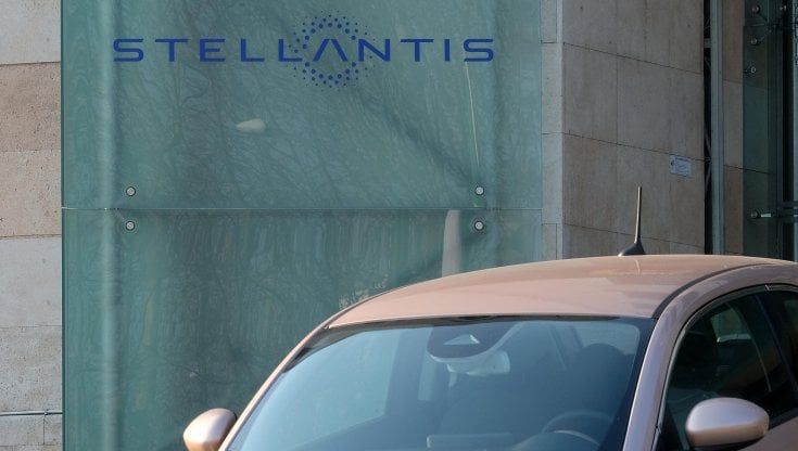 Stellantis, Elkann: "Investiti 2 miliardi su Torino". Firmato il contratto di espansione: 390 uscite e 130 assunzioni