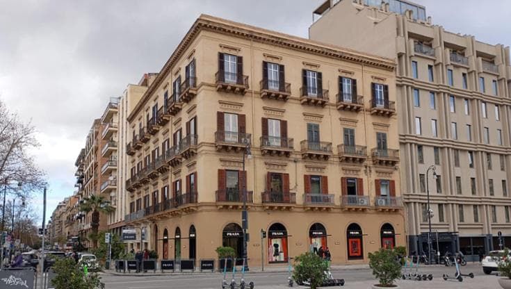 Prada lascia Palermo, chiude il negozio davanti al Politeama