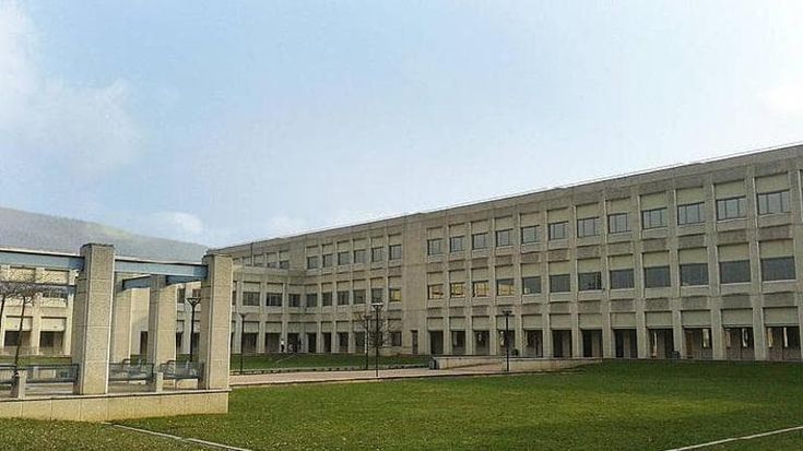 Brescia, molestie e violenza di genere all’università: “Il prof mi è saltato addosso in ufficio”