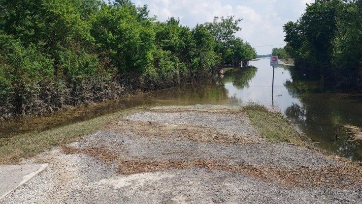 A Selva Malvezzi l’acqua ristagna  fra i campi e le case. Via alle vaccinazioni
