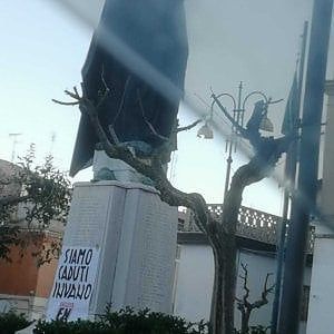 Potenza, "Siamo caduti invano": manifesto di Forza Nuova sul monumento ai caduti 