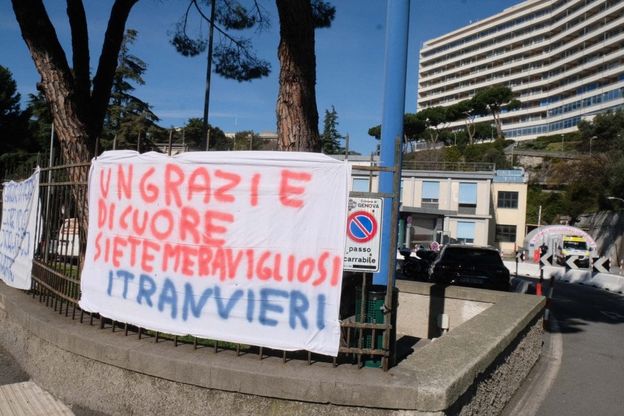 Coronavirus, a Genova gli autisti dei bus ringraziano medici e infermieri con degli striscioni
