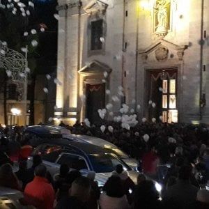 Paternò, palloncini bianchi e silenzio ai funerali di madre e figli uccisi dal padre