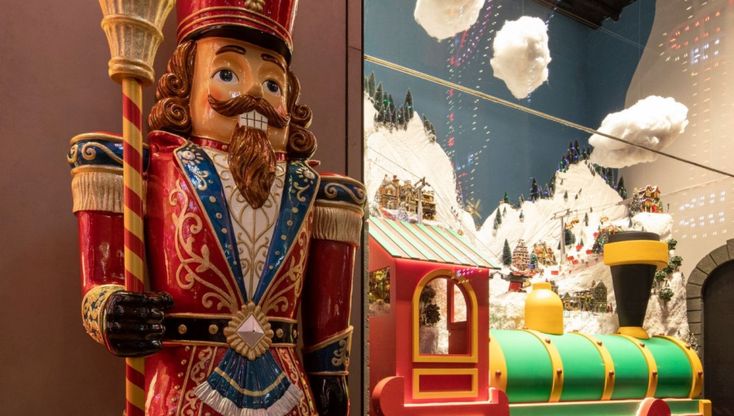 Rinascente, trenini old style, miniature di villaggi innevati e maxi schiaccianoci per i selfie nelle vetrine natalizie 