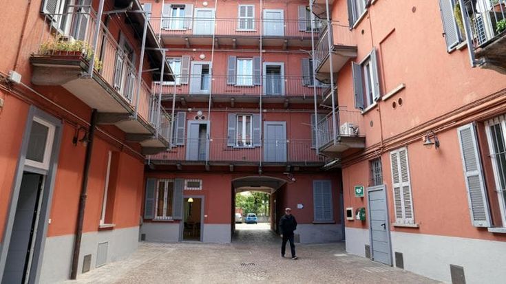 Trenta monolocali per anziani e giovani: il progetto che scommette su condivisione e cura reciproca