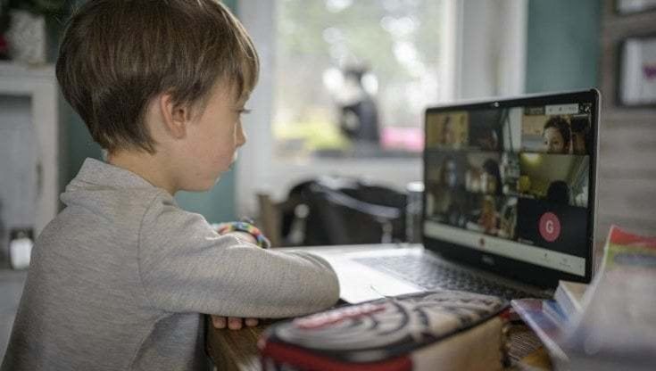 Scuole in Dad, da Barletta arriva il computer 'sospeso': "Perché nessuno resti indietro"