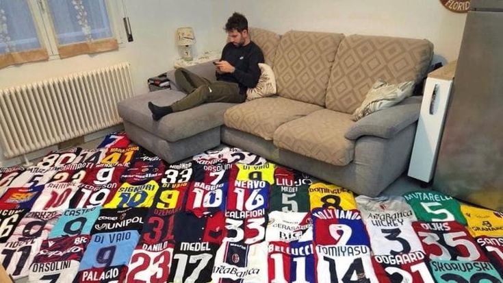 Da Baggio a Bernacci, il collezionista con 110 maglie rossoblù: “La fede non svanisce per i ko”