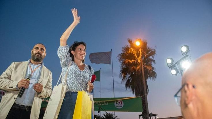 Schlein a Procida: “No alla secessione”. De Luca alla segretaria: “Sei giovane, beata te”. Gelo tra il governatore e Manfredi
