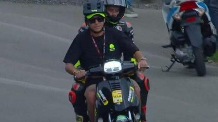 MotoGp, Bezzecchi finisce la benzina e Valentino Rossi gli dà un passaggio in scooter
