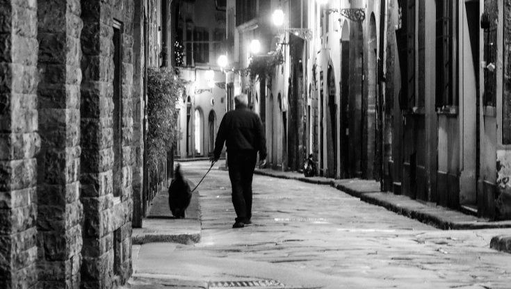"Io, 95 anni, mangerò al buio e una bistecca me la sogno". Caro bollette, le storie di chi non ce la fa