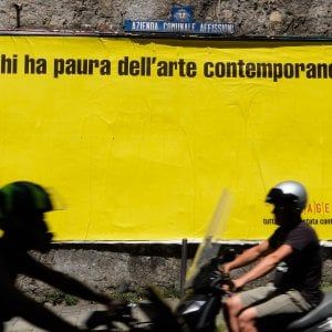 Un grande manifesto giallo in città: "Chi ha paura dell'arte contemporanea?"