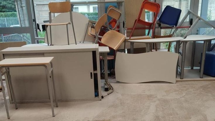 Occupazioni, danni nella notte al Sassetti-Peruzzi: estintori svuotati e lavagne rotte