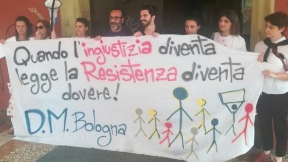 Maestre col diploma in presidio a Bologna: "Non licenziateci"