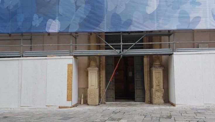 Furto nella cattedrale di Nardò, rubati arredi sacri e le chiavi del tabernacolo: ladro ripreso dalle telecamere