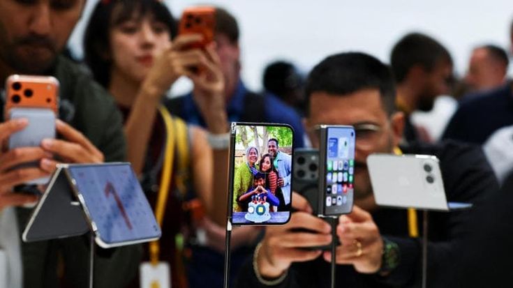 Apple rimanda le consegne dell’iPhone pieghevole da oltre 2mila euro al 2027: “Troppe richieste”