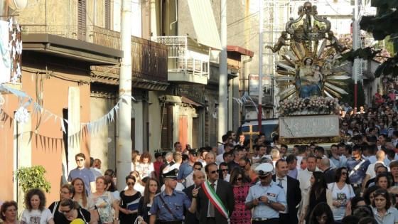 Il decalogo del vescovo: "Stop agli inchini ai boss, i portatori delle statue saranno estratti a sorte" 