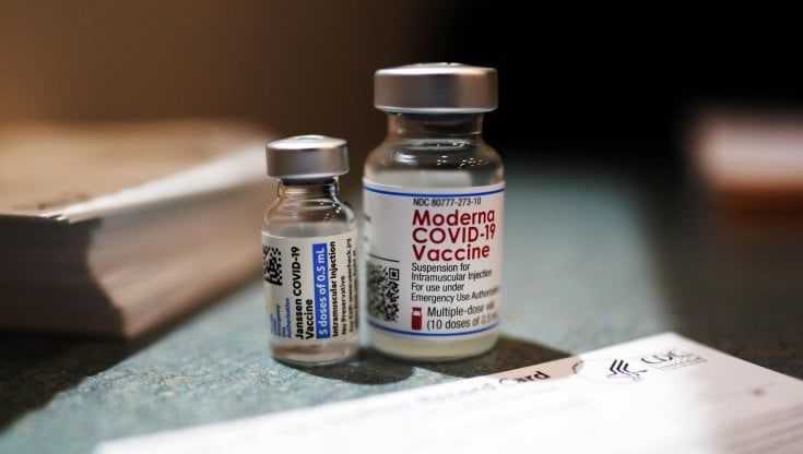 Vaccino Covid, Fda: "Sì a terza dose con Moderna e J&J"