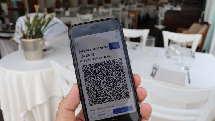 Meno persone al tavolo e mascherina anche all'aperto. Cosa prevedono le restrizioni