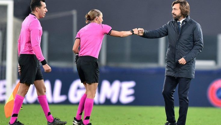 Champions, personalità e decisione: l'esordio perfetto dell'arbitro Frappart. E Bonucci l'applaude