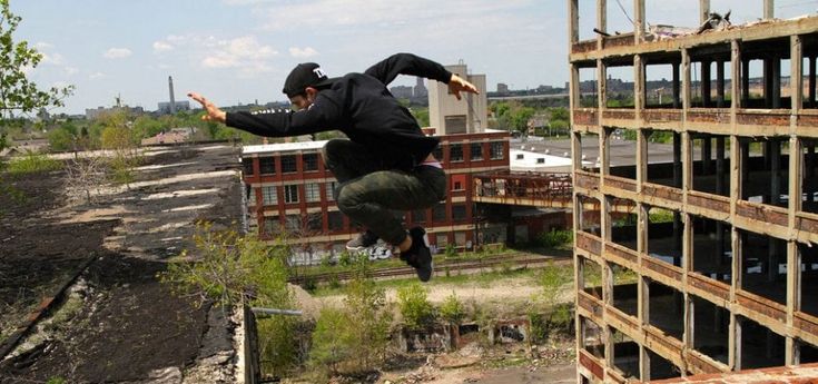La doppia vita dello stuntman, autista di giorno e controfigura di star la sera