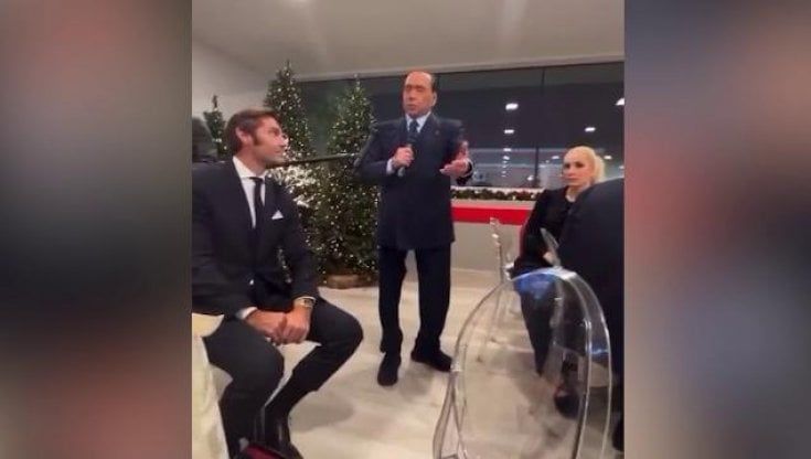Il "regalo" di Berlusconi ai giocatori del Monza. Il solito inopportuno barzellettiere che inciampa sul sessismo