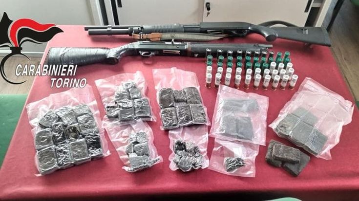Armi e droga in una cantina delle case popolari: mistero a Borgaro