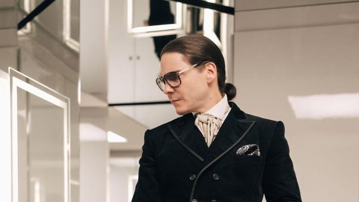 Daniel Bruhl diventa Lagerfeld: “Ho costruito il personaggio davanti a pecore, asini e mucche”