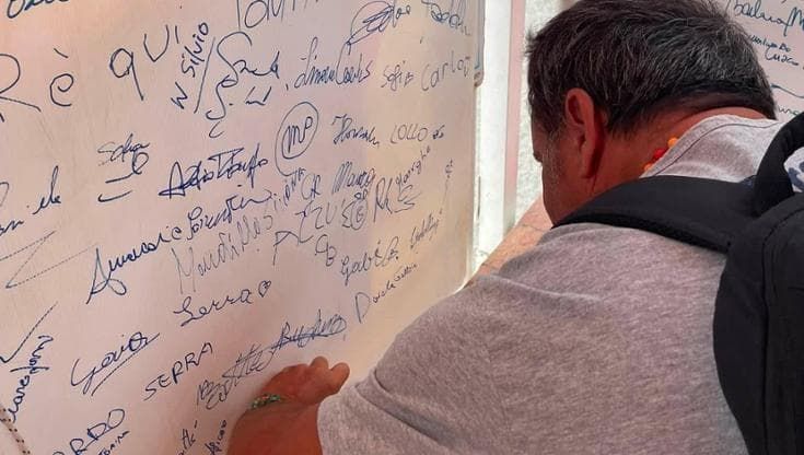 Gian Marco Centinaio firma a Spotorno la petizione contro le spiagge libere. Il boomerang dei social