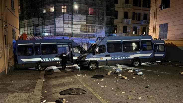 Corteo contro CasaPound, danni alla Foce, 8 agenti feriti. Si scatena la polemica politica