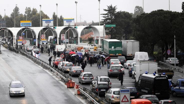 Autotrasportatori verso lo sciopero: “Prezzi del carburante troppo alti”. Il Mit fissa un incontro